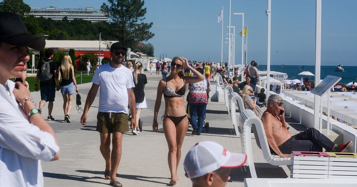 Сочи июнь 2023. Сочи летом пляж. Туристы в Сочи. Сочи летом. Пляж Сочи лето 2023.