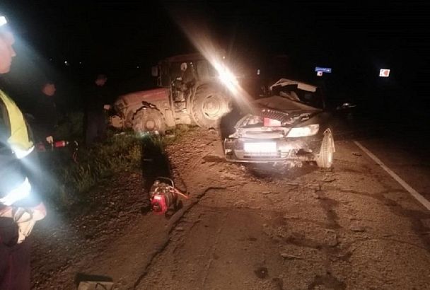 При столкновении легковушки с трактором в Краснодарском крае пострадали три человека