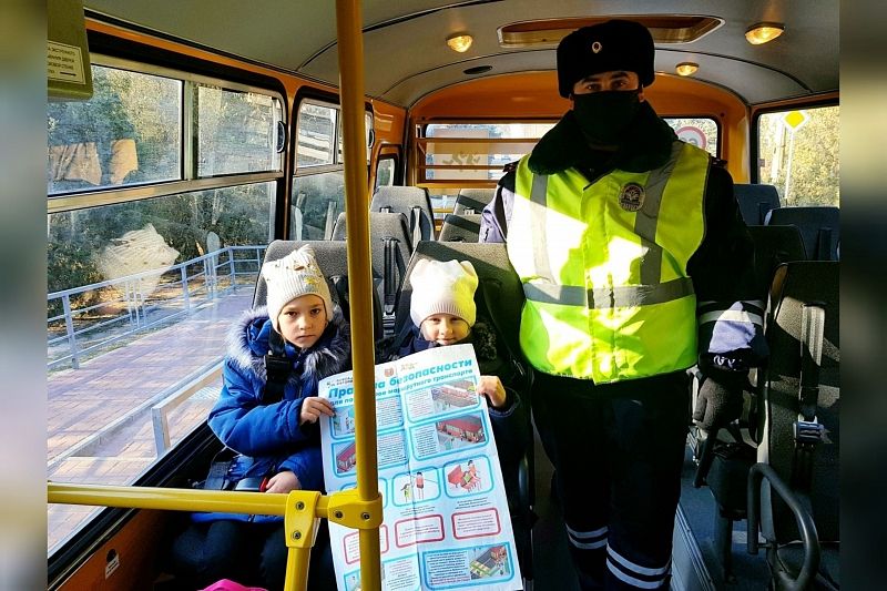 Автоинспекторы проверяют безопасность перевозок школьными автобусами