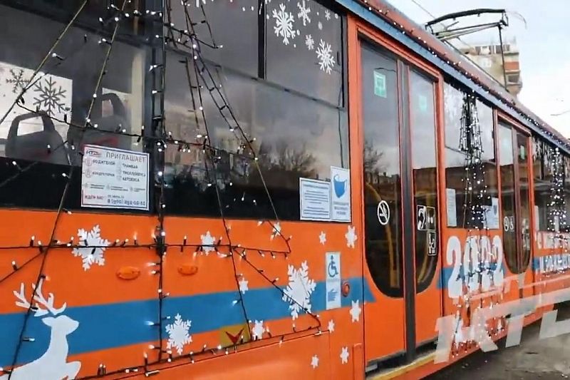 Новогодние троллейбусы и трамваи выйдут на маршруты в Краснодаре с 10 декабря