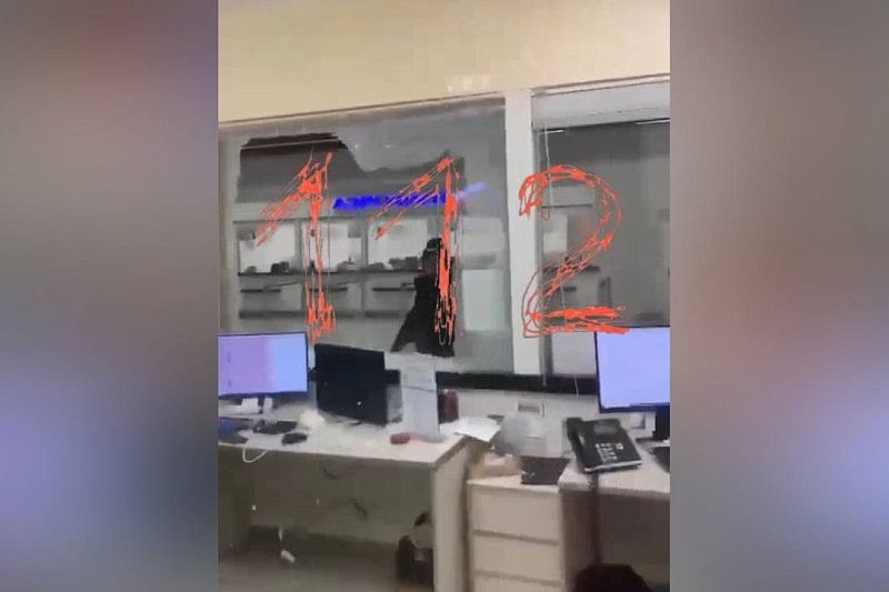 В российском аэропорту пассажир разбил металлической стойкой окно представительства «Победы»
