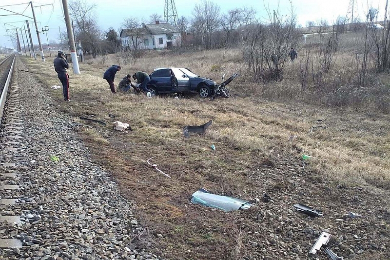 В Краснодарском крае водитель BMW без прав попал в ДТП из-за оторвавшегося колеса