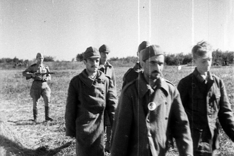 Взятые в плен румынские и немецкие солдаты.