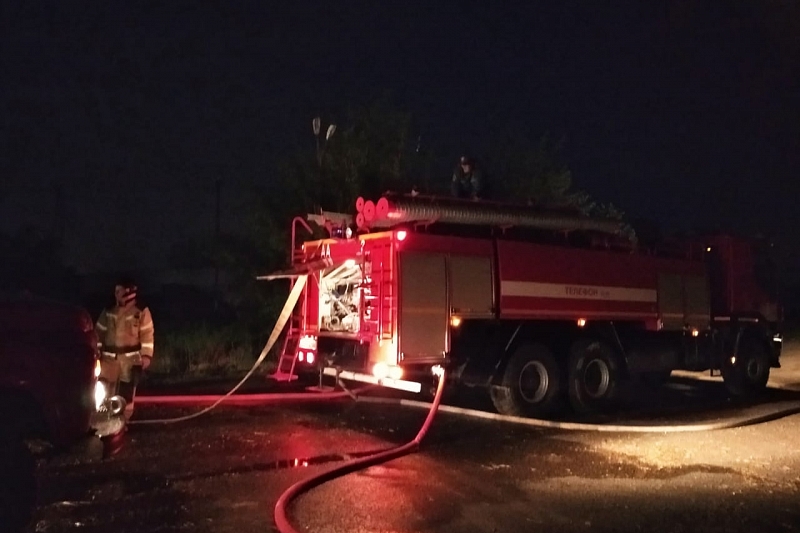 В Краснодаре 6,5 часов тушили крупный пожар на молочно-товарной ферме