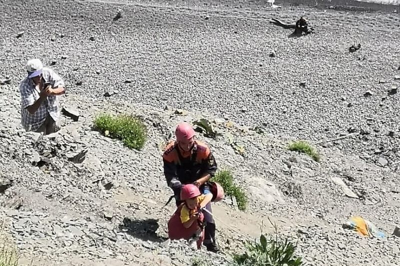 Спасатели эвакуировали четырех туристов со склона горы в Утрише