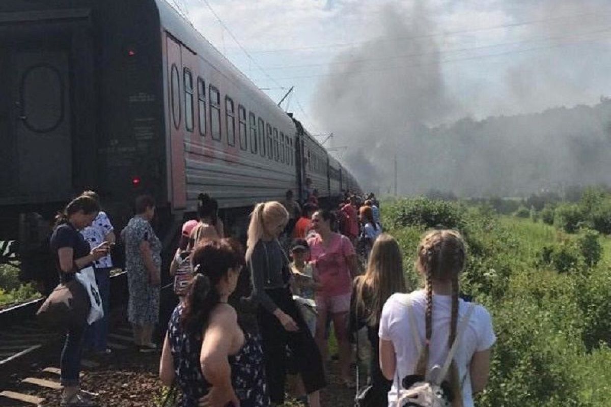 Под Краснодаром в пассажирский поезд Адлер - Нижневартовск врезался грузовой MAN