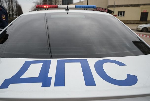 В Новороссийске во время полицейской погони пьяный водитель иномарки устроил ДТП и врезался в дерево  