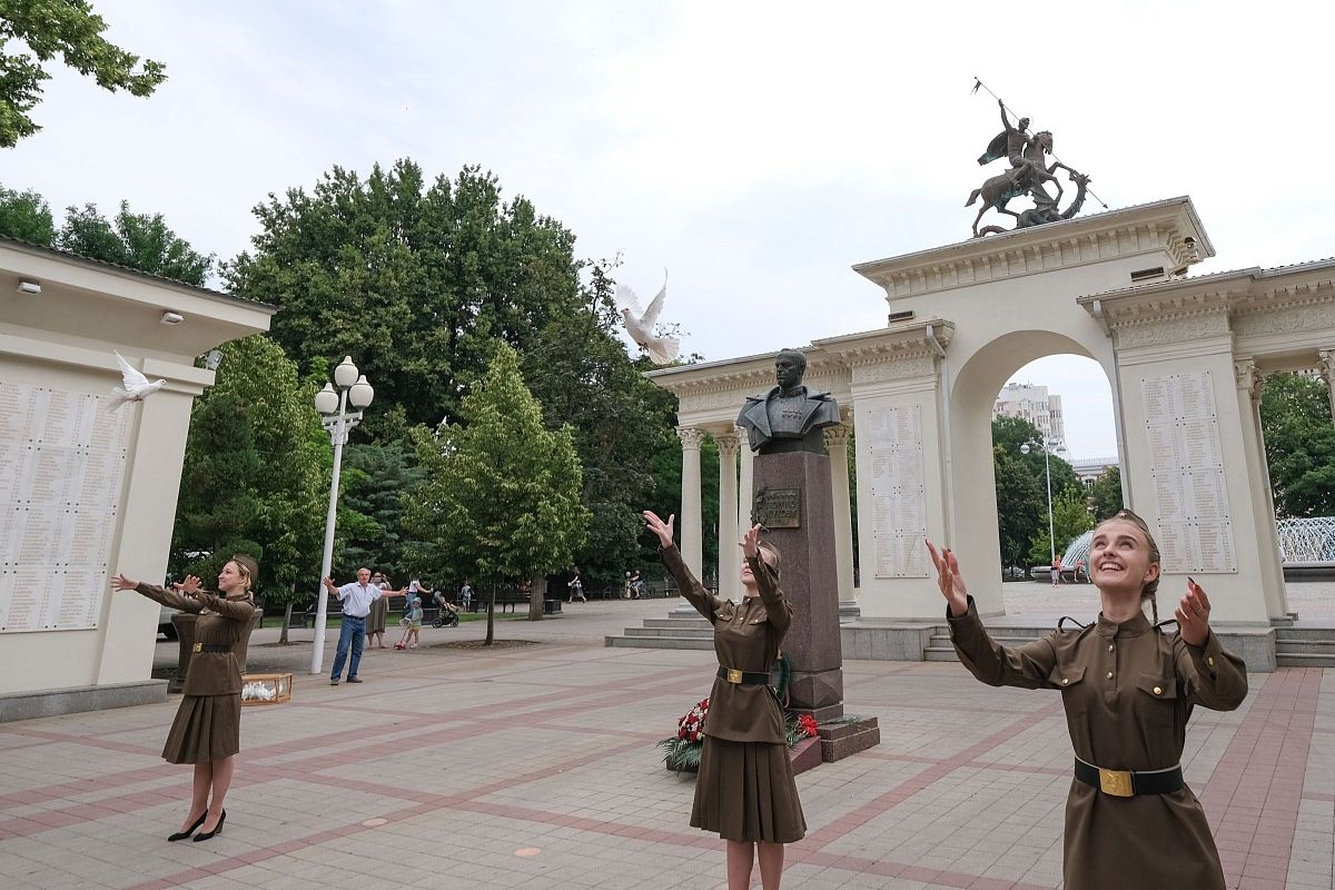 В краснодарском сквере им. Г.К. Жукова в знак приверженности миру юные кубанцы в небо выпустили белых голубей.