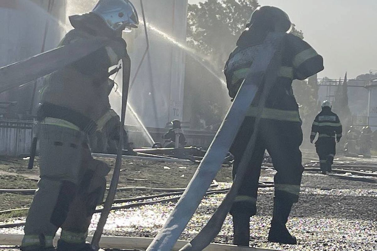 В Сочи потушили пожар на складе ГСМ