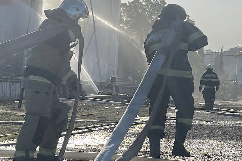 В Сочи потушили пожар на складе ГСМ