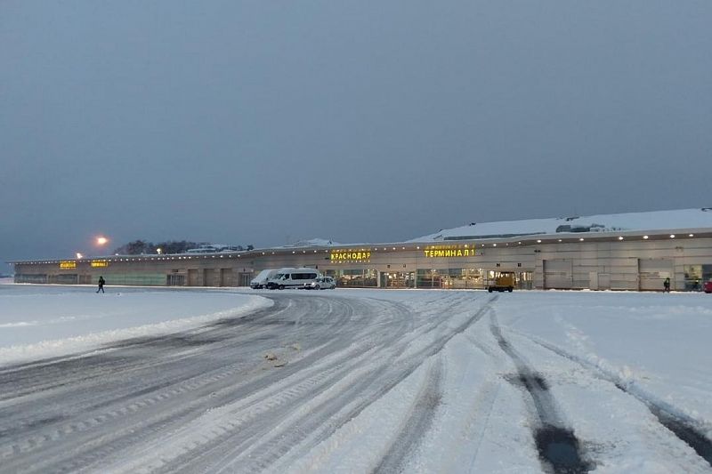 Аэропорт Краснодара из-за снегопада закрыт до 17.00