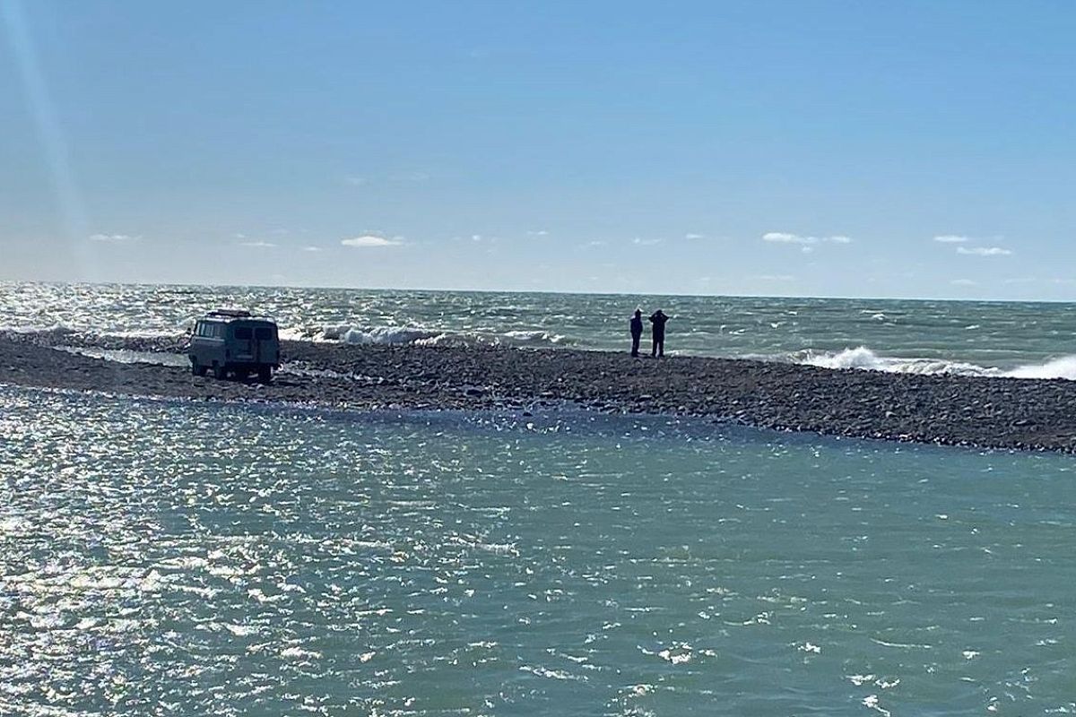 В Сочи из-за ухудшения погоды суда приостановили поиски в море унесенных штормовой волной школьников