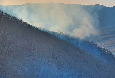 В Туапсинском округе горит лес