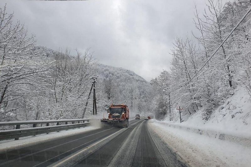 К утру 20 января дороги Сочи расчищены от снега  