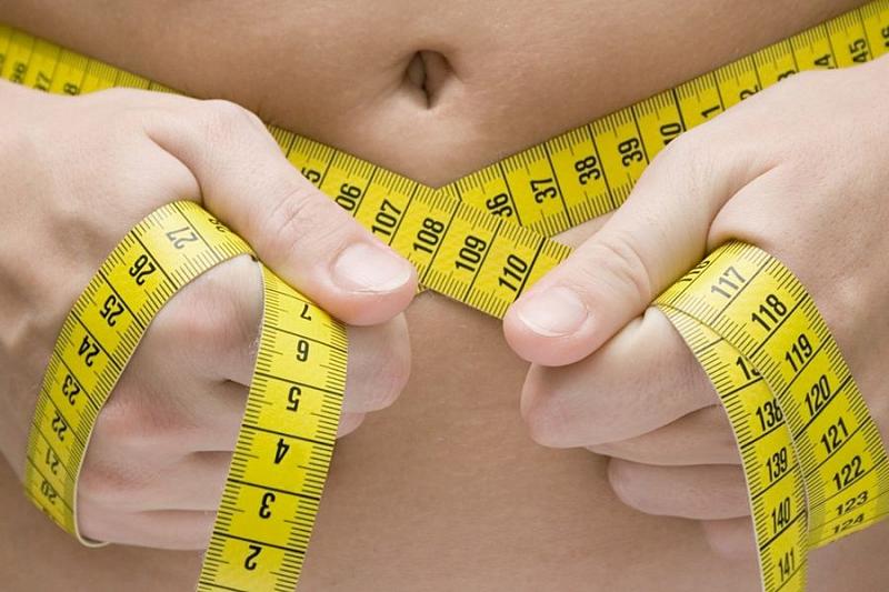 Ученые рассказали, почему люди набирают вес с возрастом.