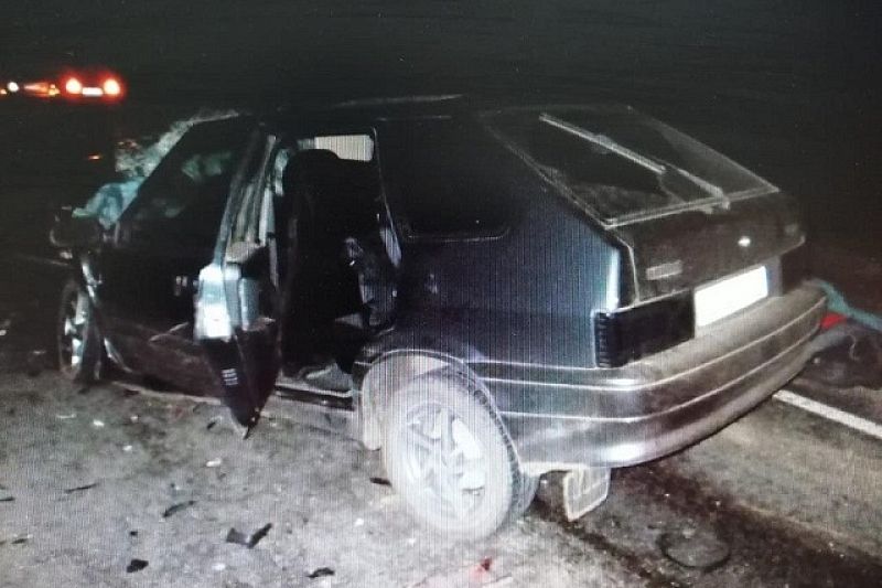 Водитель ВАЗа врезался в попутный КамАЗ в Краснодарском крае. Один человек погиб, один в больнице