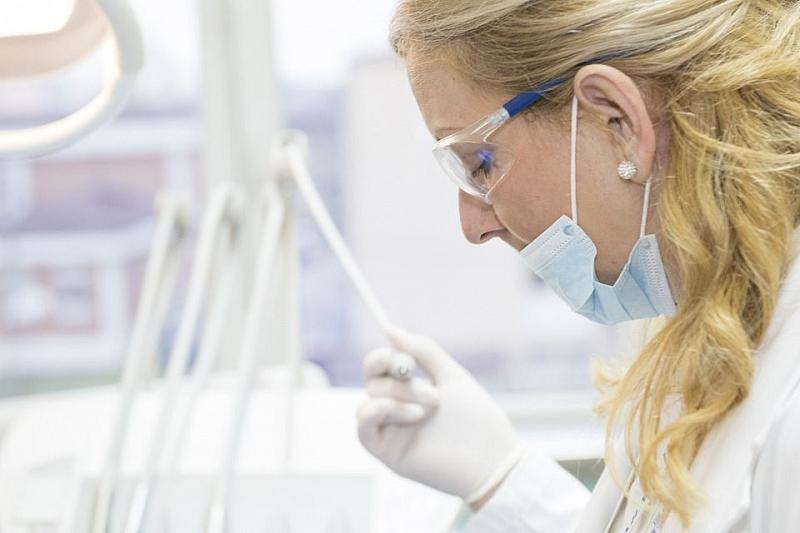 В России стоматологи имплантировали протез челюсти за четыре часа 