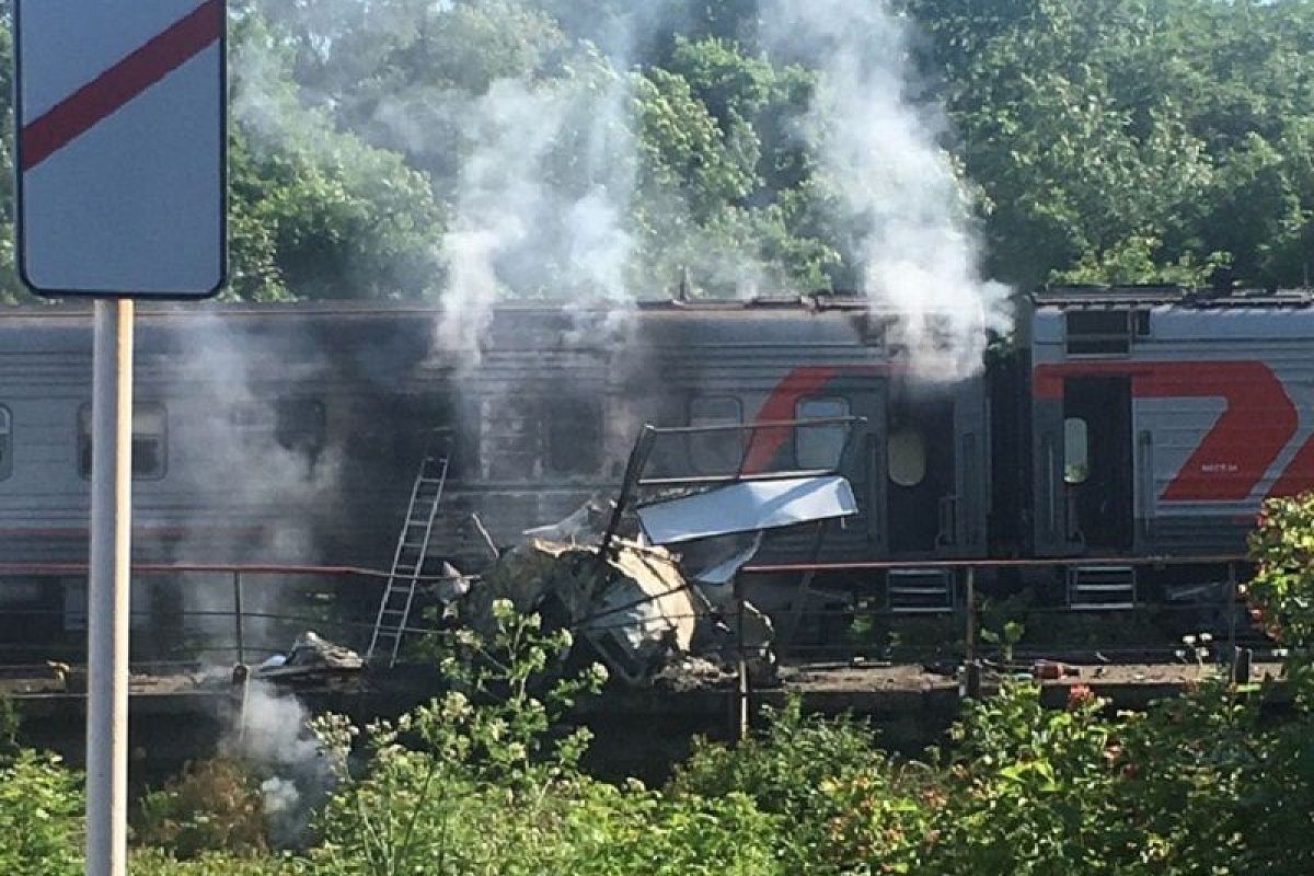 Опубликованы фото с места ДТП под Краснодаром, где грузовой MAN врезался в пассажирский поезд