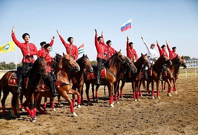 Вениамин Кондратьев наградил победителей скачек на Кубок губернатора в Краснодаре