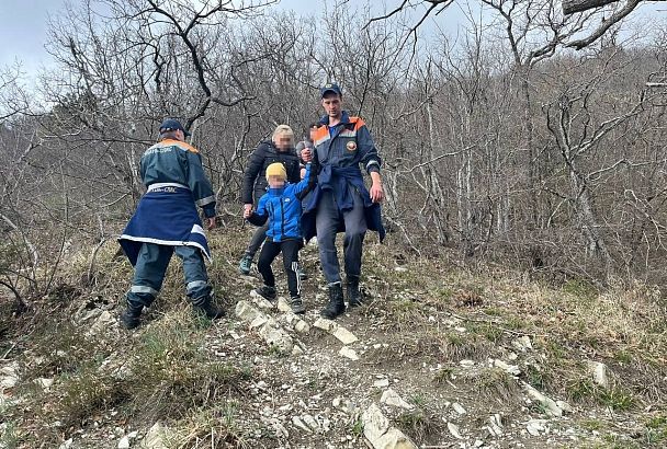 В Геленджике спасатели помогли туристам с детьми спуститься с сыпучего склона горы 