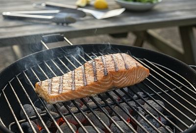 Какую рыбу лучше жарить на гриле, чтобы она не развалилась