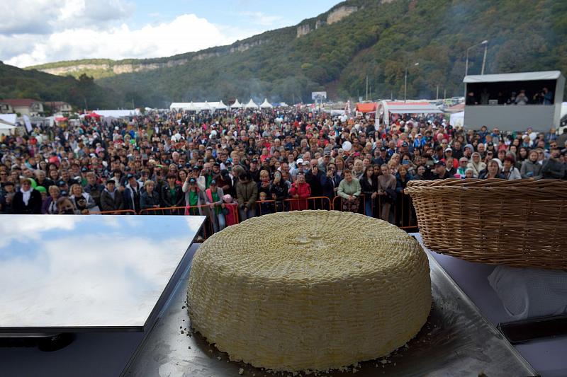 Рекорд России: самый большой круг адыгейского сыра в стране приготовили на фестивале в станице Даховской