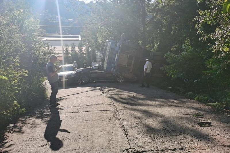 Опрокинувшийся автомиксер раздавил четыре машины в Сочи