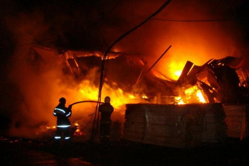 В Курганинске во время пожара погибли два человека в бытовом вагончике
