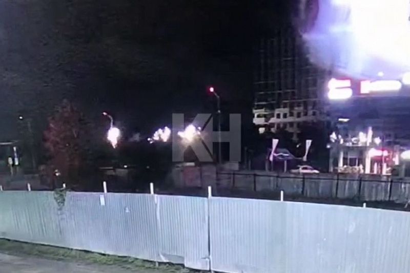 В Краснодаре «Лада Гранта» на скорости снесла фонарный столб и устроила «световое представление»