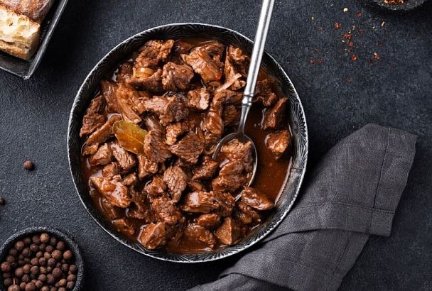 Мясные обрезки не выбрасываю. Нашел старинный голландский рецепт, который превращает остатки в бюджетный и вкусный ужин