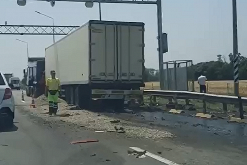 Смертельное ДТП с участием двух грузовиков и легковушки произошло под Кореновском