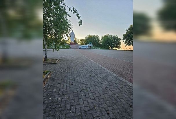 Полиция нашла водителя Mercedes, заехавшего на пешеходную зону у мемориала «Сопка Героев» в Крымске
