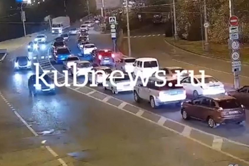 Грузовик, снесший габаритную раму на Яблоновском мосту в Краснодаре, попал на видео