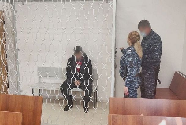 В Новороссийске суд арестовал молодого человека, убившего экс-сожительницу и ее отца садовым сучкорубом