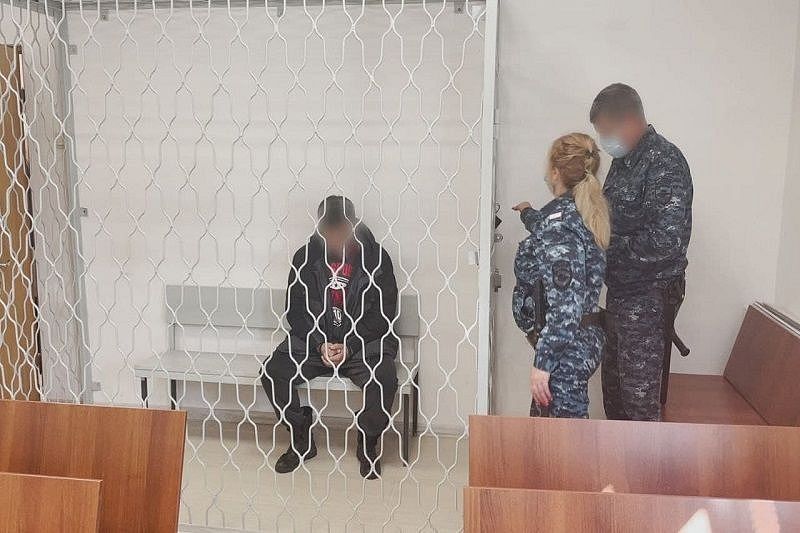 В Новороссийске суд арестовал молодого человека, убившего экс-сожительницу и ее отца садовым сучкорубом