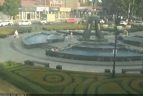 Обнаженный мужчина искупался в фонтане в центре Краснодара. Его ищет полиция