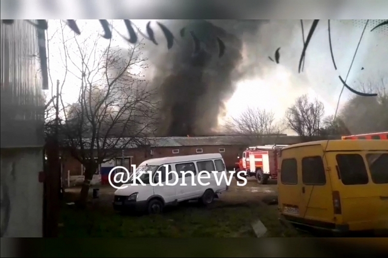 Появилось видео с места крупного пожара на складе бытовой химии в Краснодаре. Площадь увеличилась до 1000 кв. м