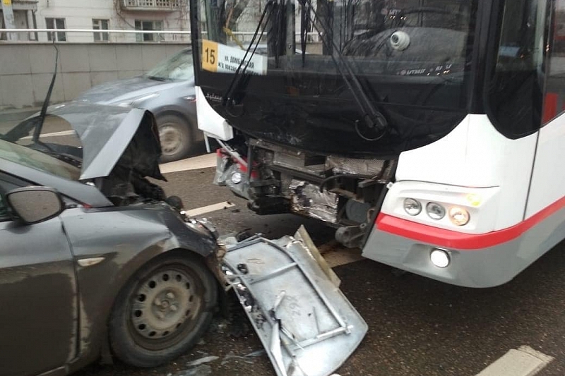 ДТП на скорости 134 км/ч: автомобиль каршеринга врезался в новый троллейбус в центре Краснодара