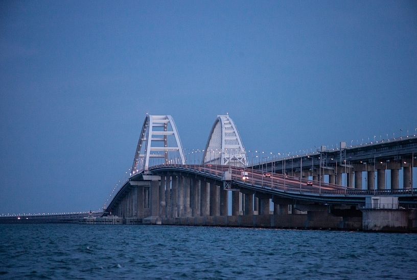 Крымский мост закрыли для проезда автомобилей