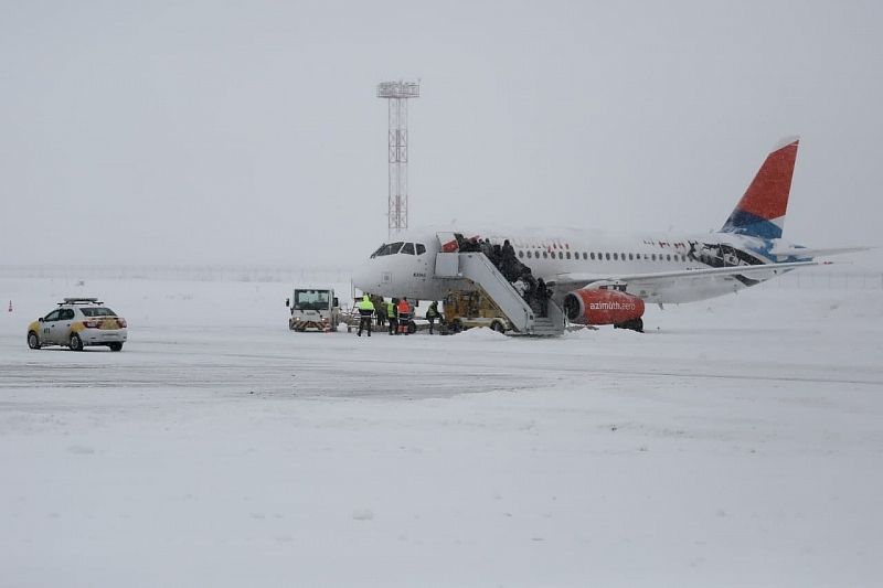 Аэропорт Краснодара из-за рекордного снегопада закрыт до утра 17 февраля. Отменено 15 рейсов