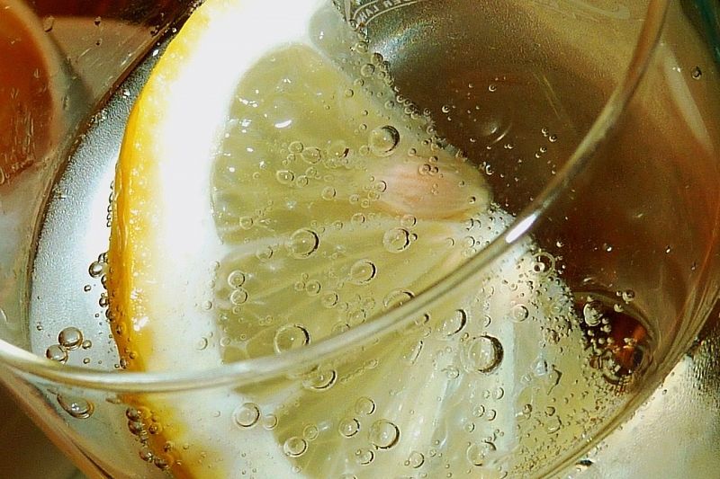 Домашний напиток из лимона избавит от жировых отложений на животе
