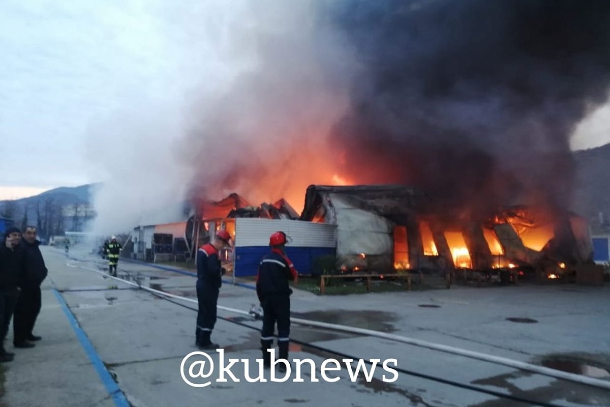 Под Сочи потушили крупный пожар на территории пивзавода