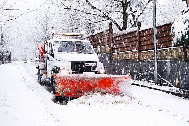 На Красной Поляне весь день идут работы по расчистке дорог и тротуаров от снега