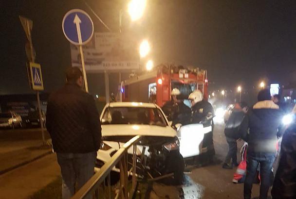 На улице Красных Партизан в Краснодаре водитель Hyundai врезался в дорожное ограждение и погиб