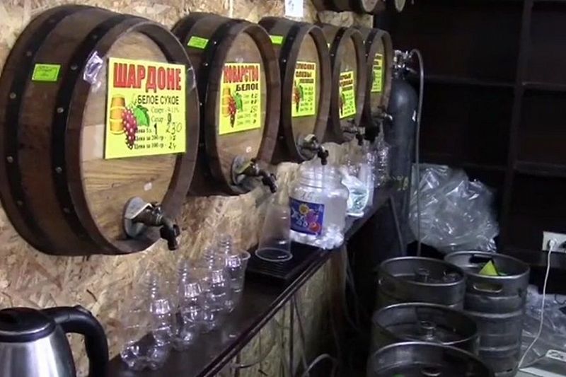 В Анапе полицейские изъяли около 2,2 тысяч литров алкоголя