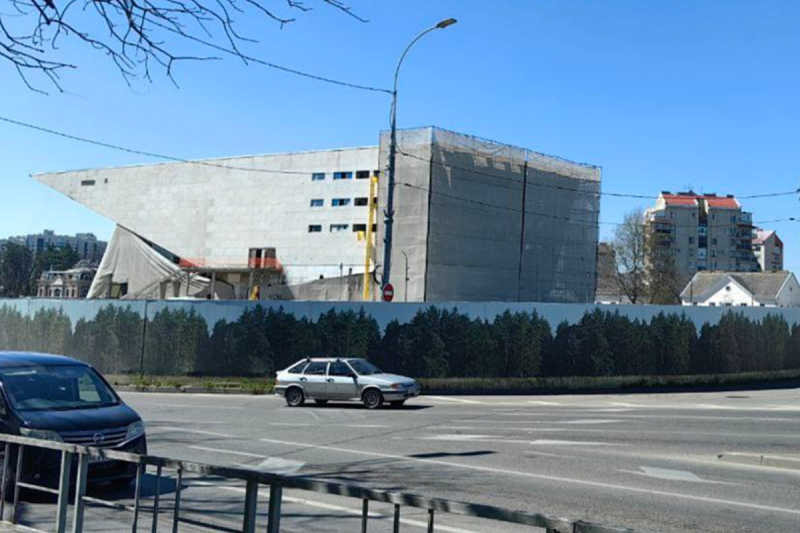 В мэрии Краснодара объяснили масштабную вырубку деревьев у кинотеатра «Аврора»