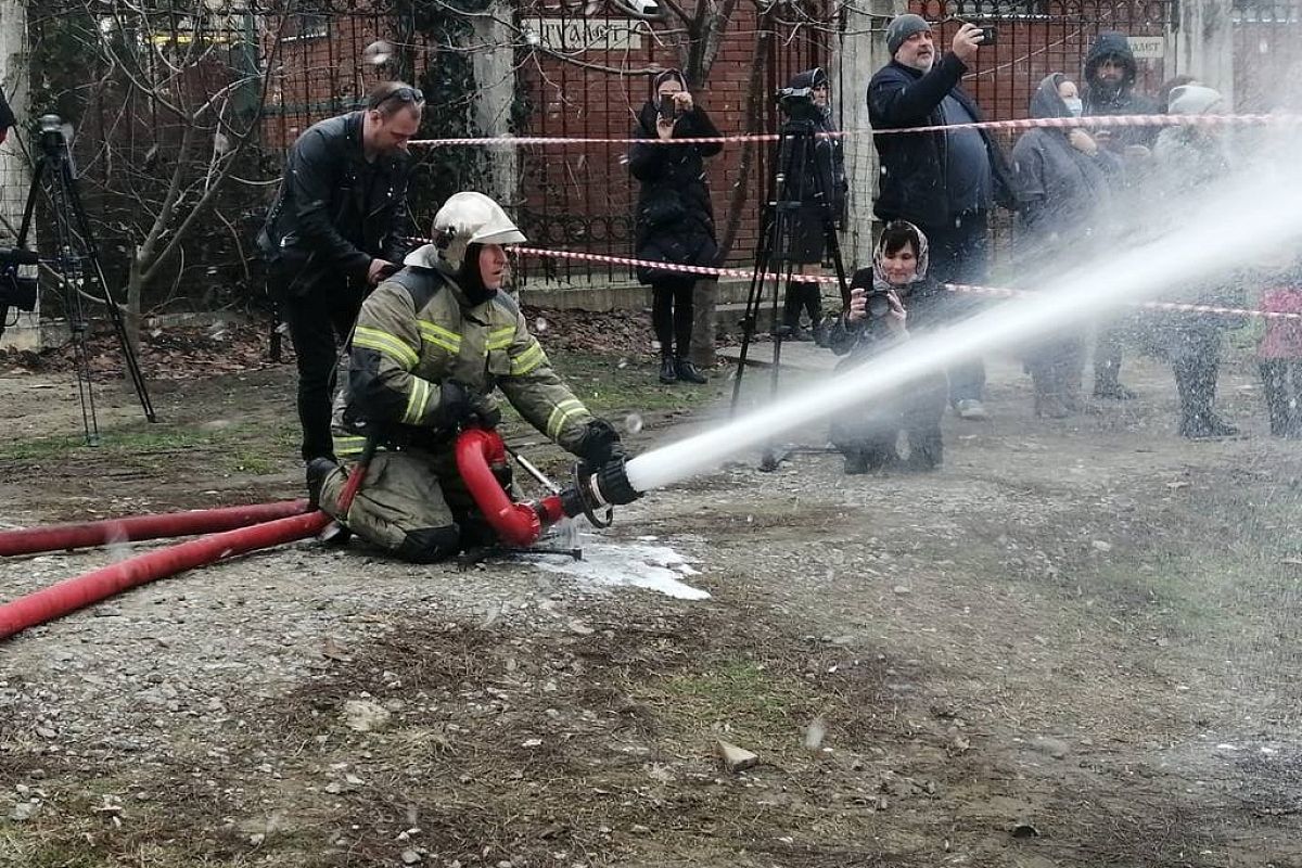 Сотрудники Службы спасения Краснодара провели открытый урок пожарной безопасности