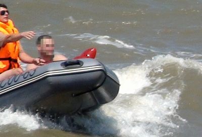 В Темрюкском районе мужчину унесло в море на матрасе. Его нашли спасатели