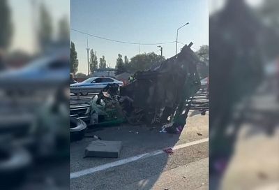 Высыпавшиеся из грузовика на дорогу трубы спровоцировали массовое ДТП в Краснодарском крае