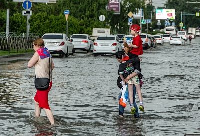 Лужи по колено, пробки, улицы-реки: что происходит в Краснодаре после мощного дождя